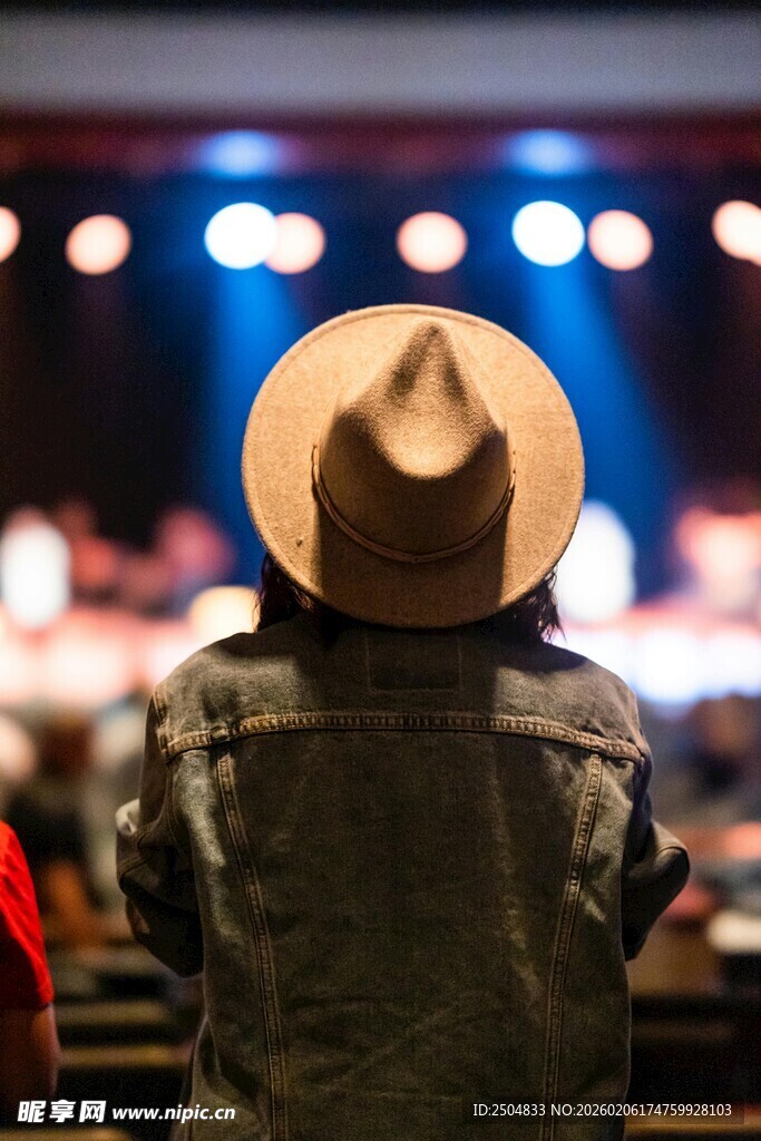 牛仔背影 舞台灯光闪耀