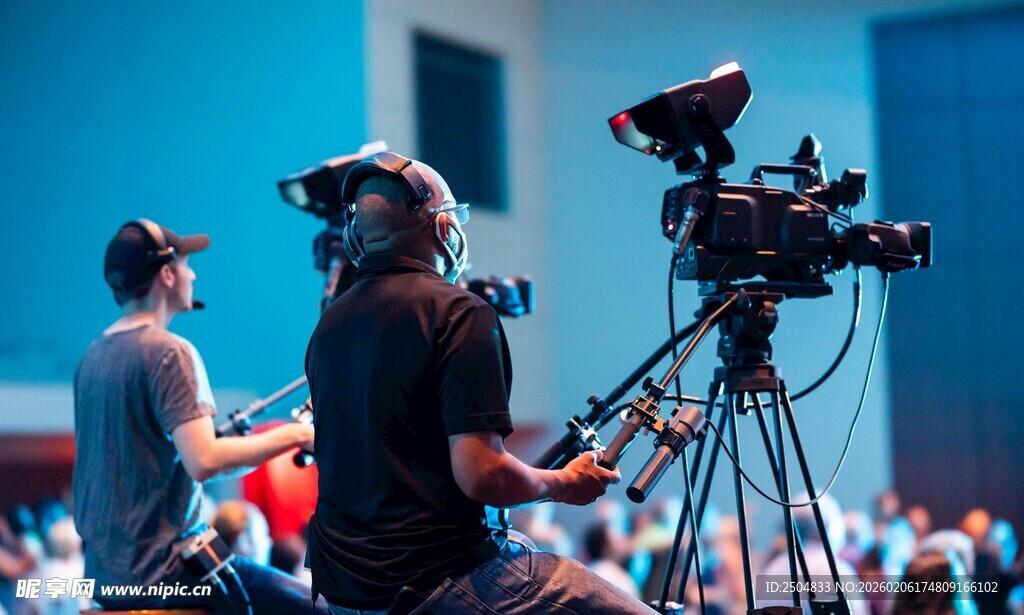 现场摄像师专注拍摄画面