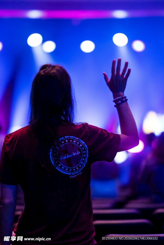 舞台前观众热情挥手瞬间