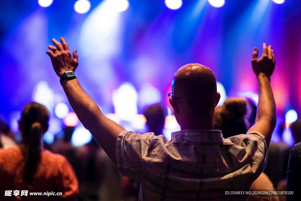舞台下热情欢呼的观众