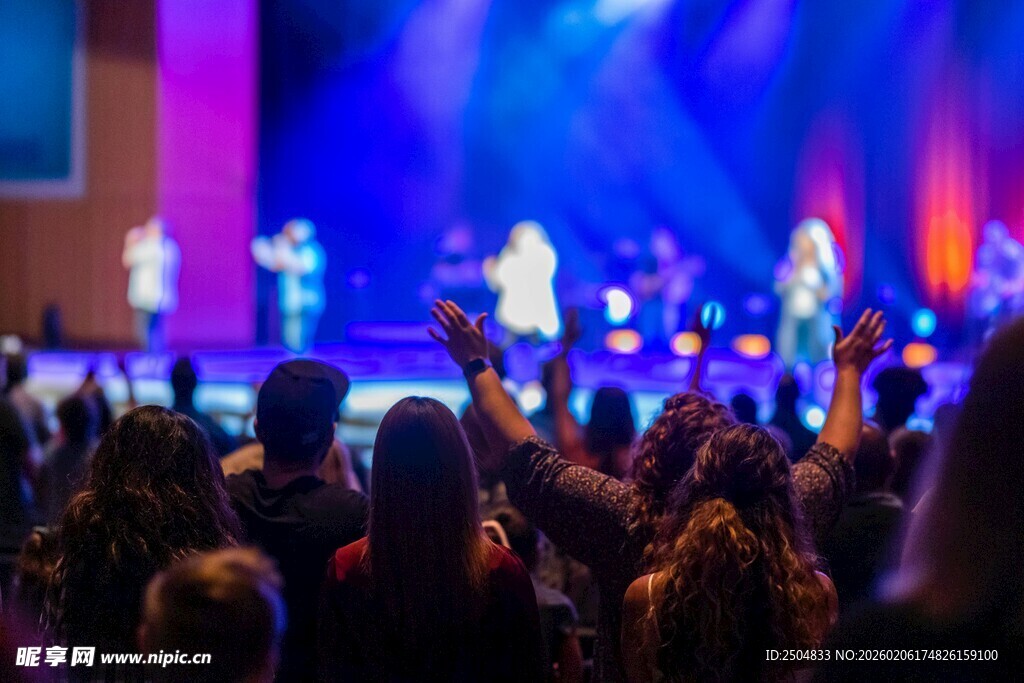 热闹的舞台演出场景