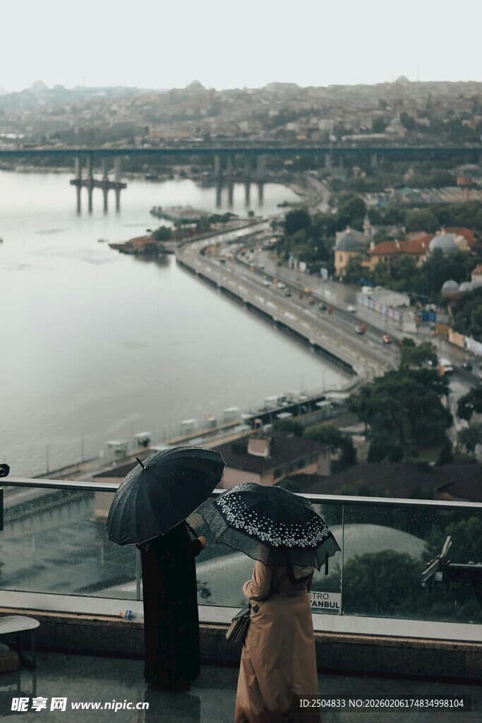 俯瞰河畔情侣观景