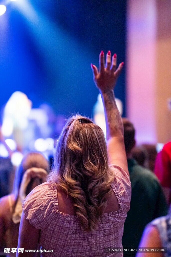 观众在演出中热情举手