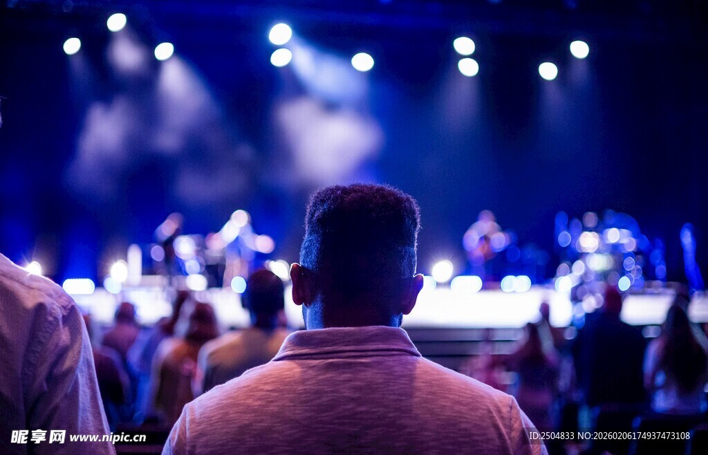 观众观看舞台演出场景