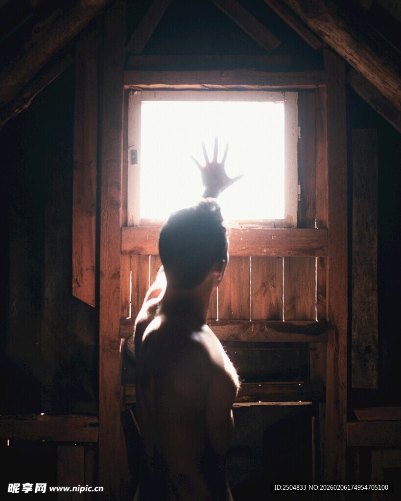 窗边男子的孤独剪影