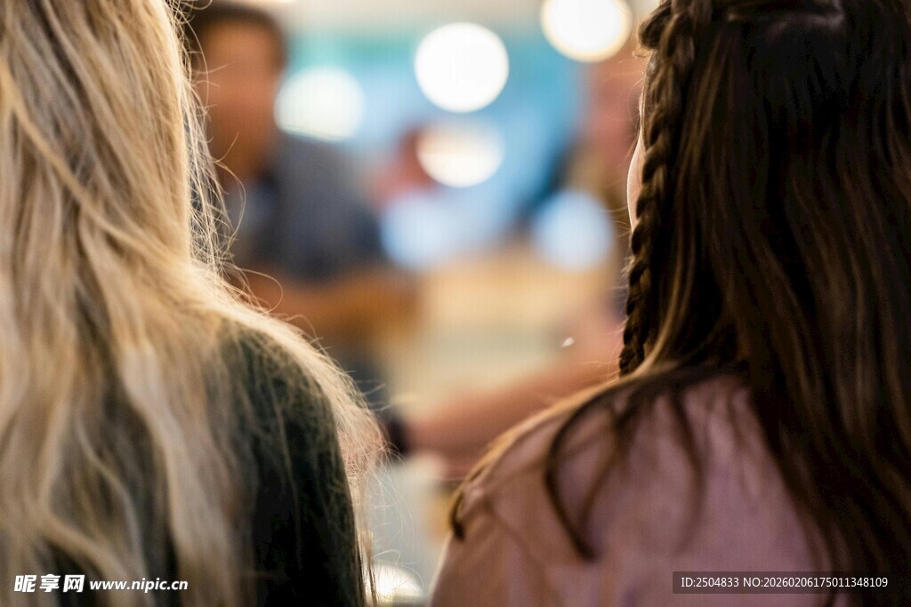 多人聚会交流场景