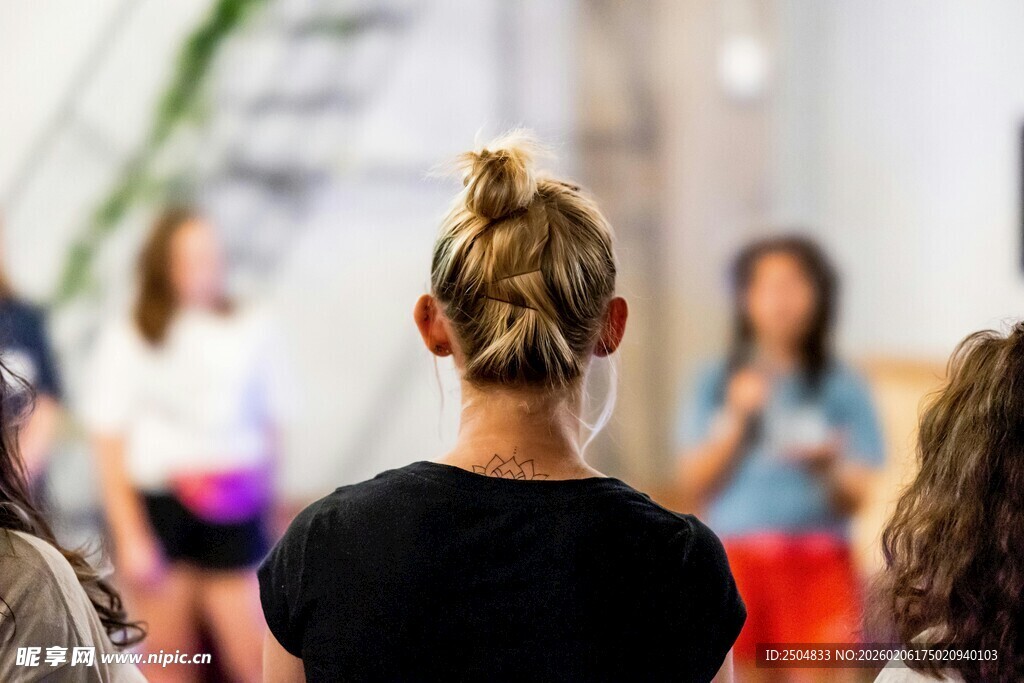 参加活动的女性背影
