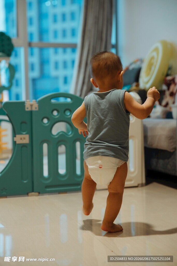 宝宝穿着尿布快乐学走路