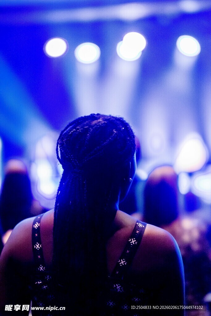 舞台下观众背影