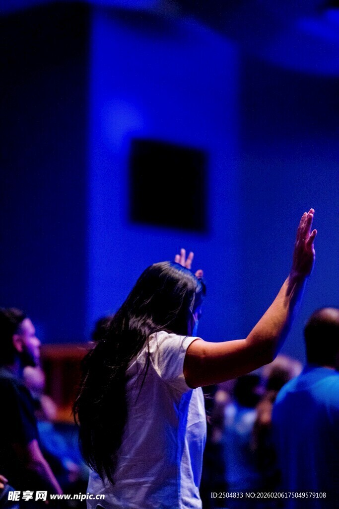 人群中高举双手的参与者