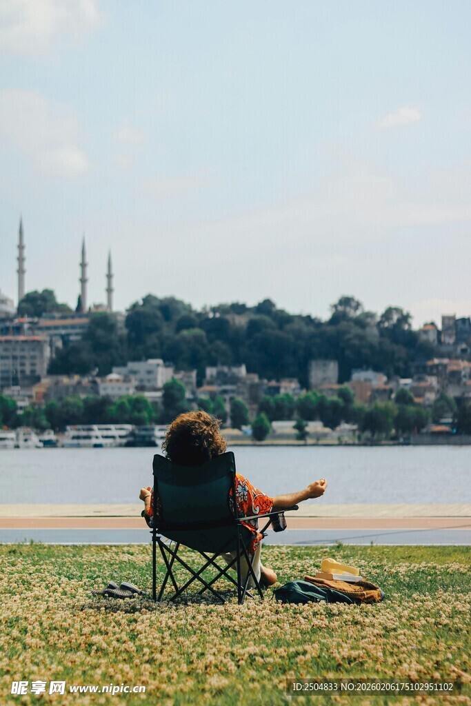 湖畔休憩的惬意时光