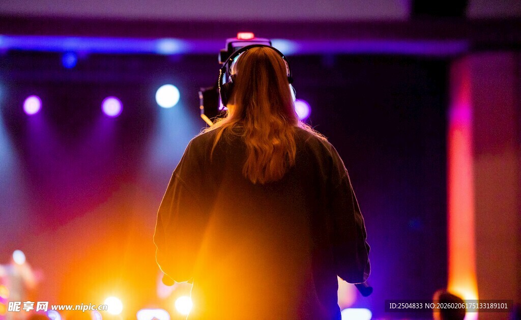 舞台上的歌手背影