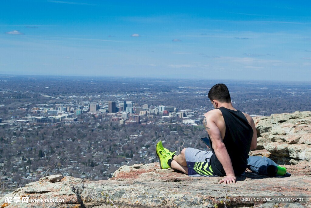 男子山顶俯瞰城市风景