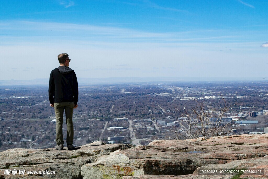 男子山顶俯瞰城市风光