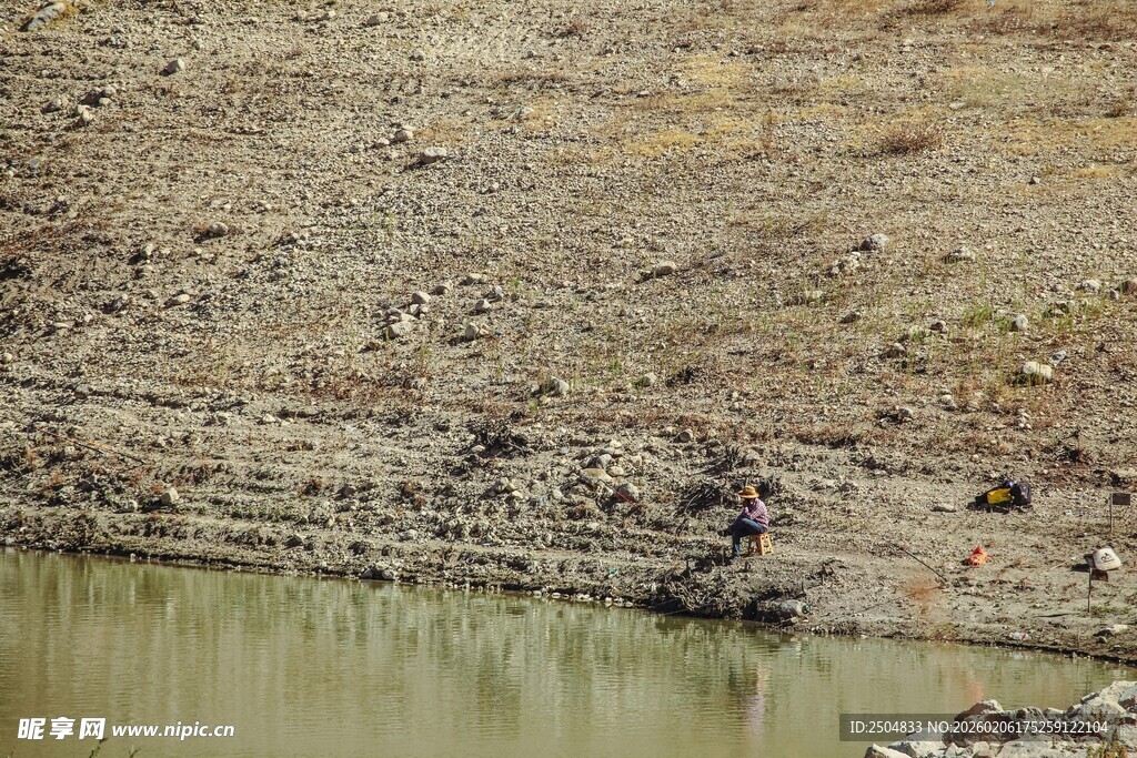 干涸河岸旁的水域景象