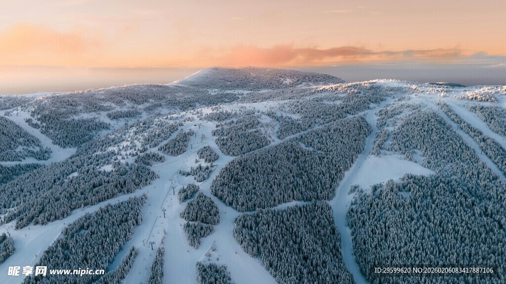 冬日雪山壮丽风光