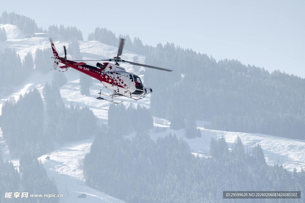 雪山上空的救援直升机