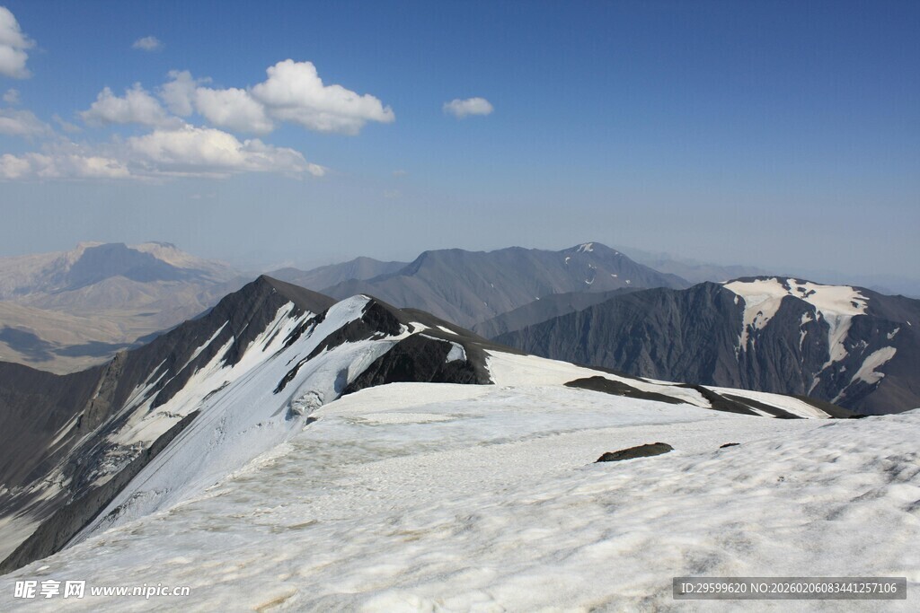 雪山之巅壮丽风光