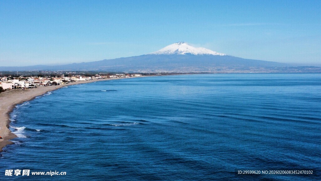 海岸风光与远处雪山美景