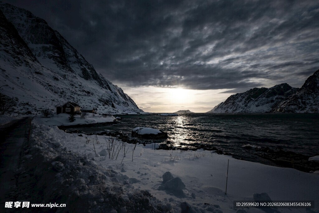 黄昏下的雪山湖泊美景