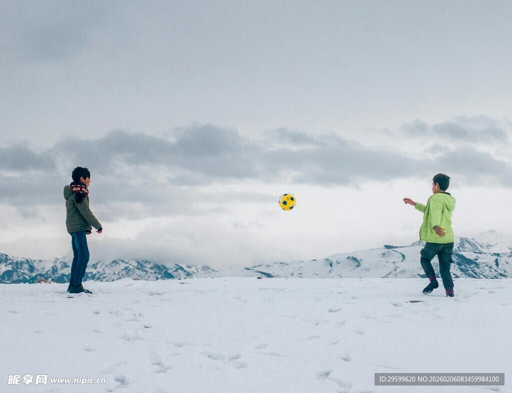雪地中两人玩黄色飞盘