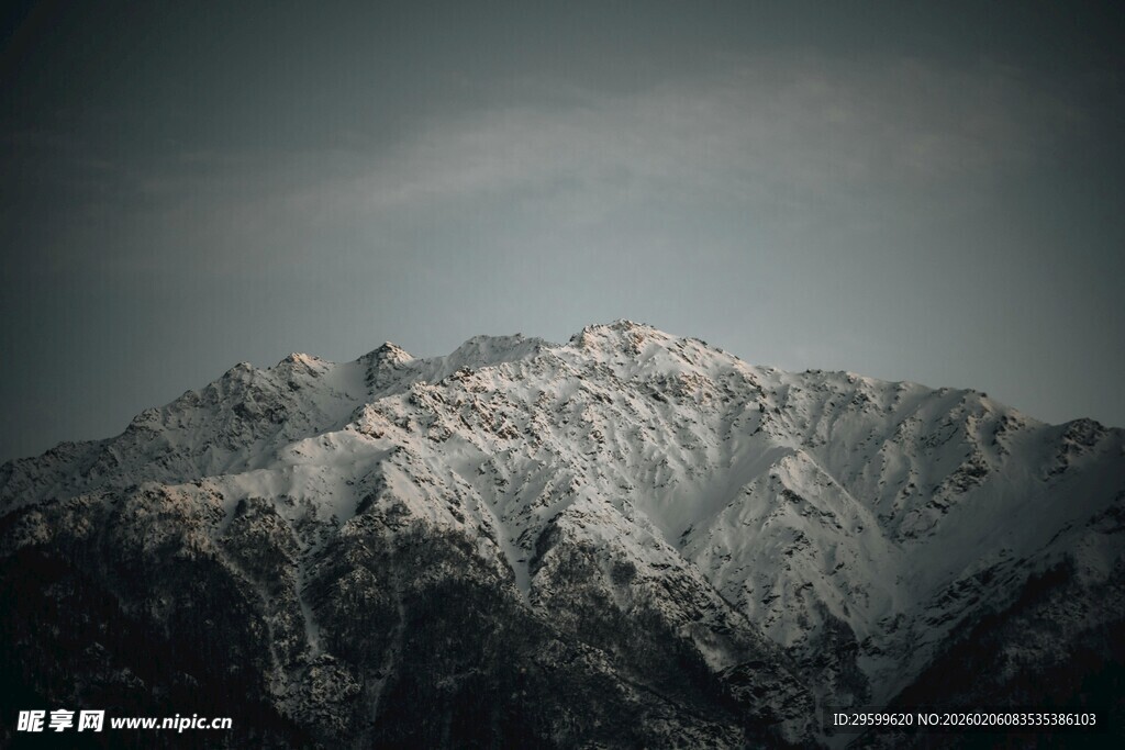 巍峨雪山壮丽景观