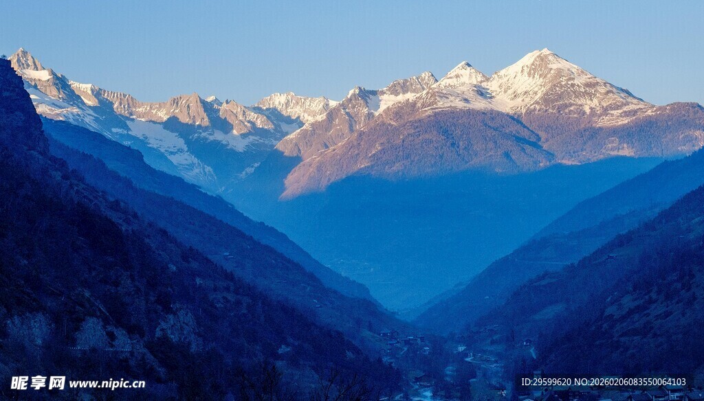 壮丽雪山山谷美景