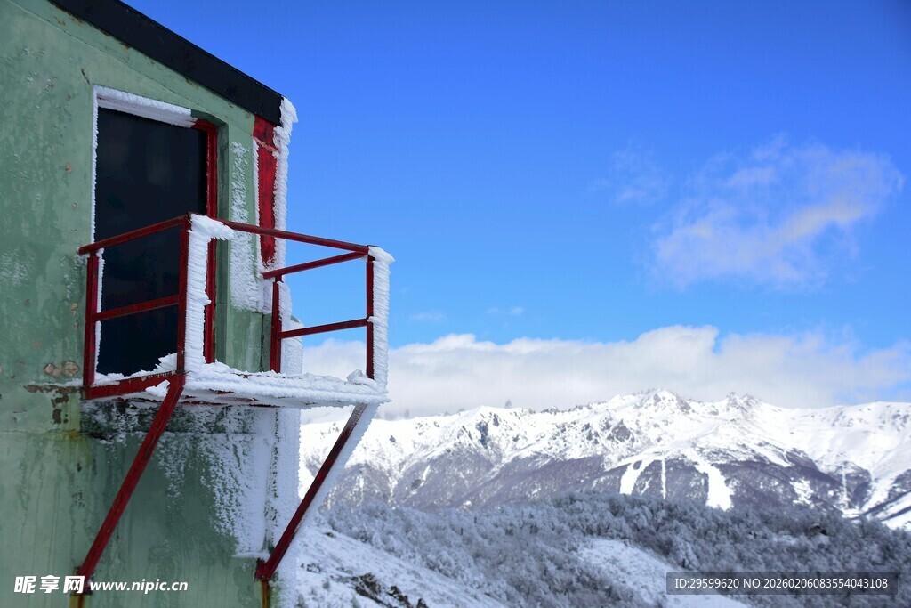 雪山旁小屋的观景阳台
