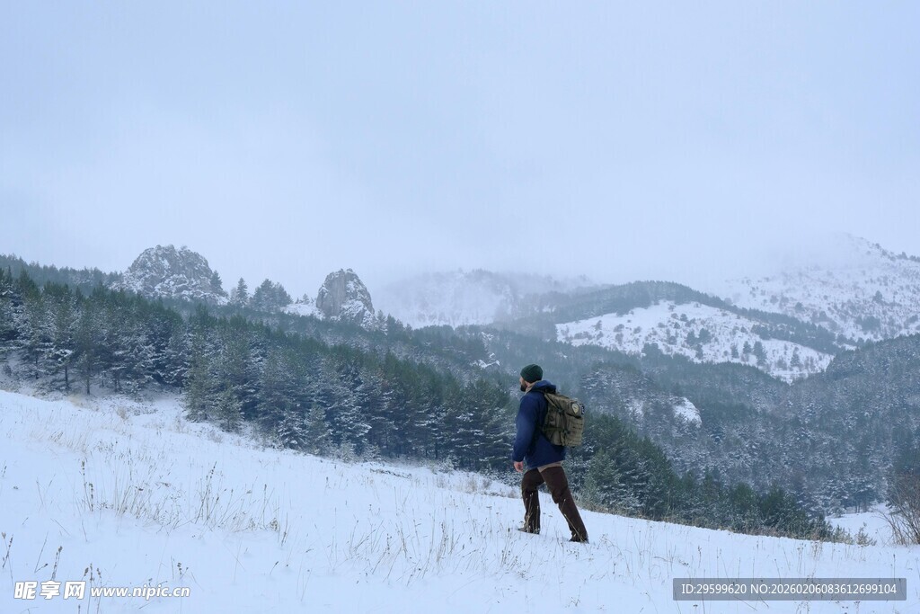 雪地徒步者眺望山峦