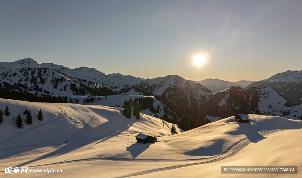 冬日雪山日出美景