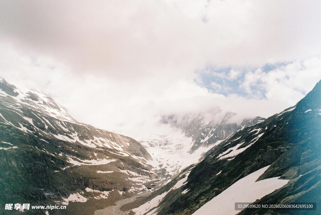 雪山云雾缭绕壮美景观