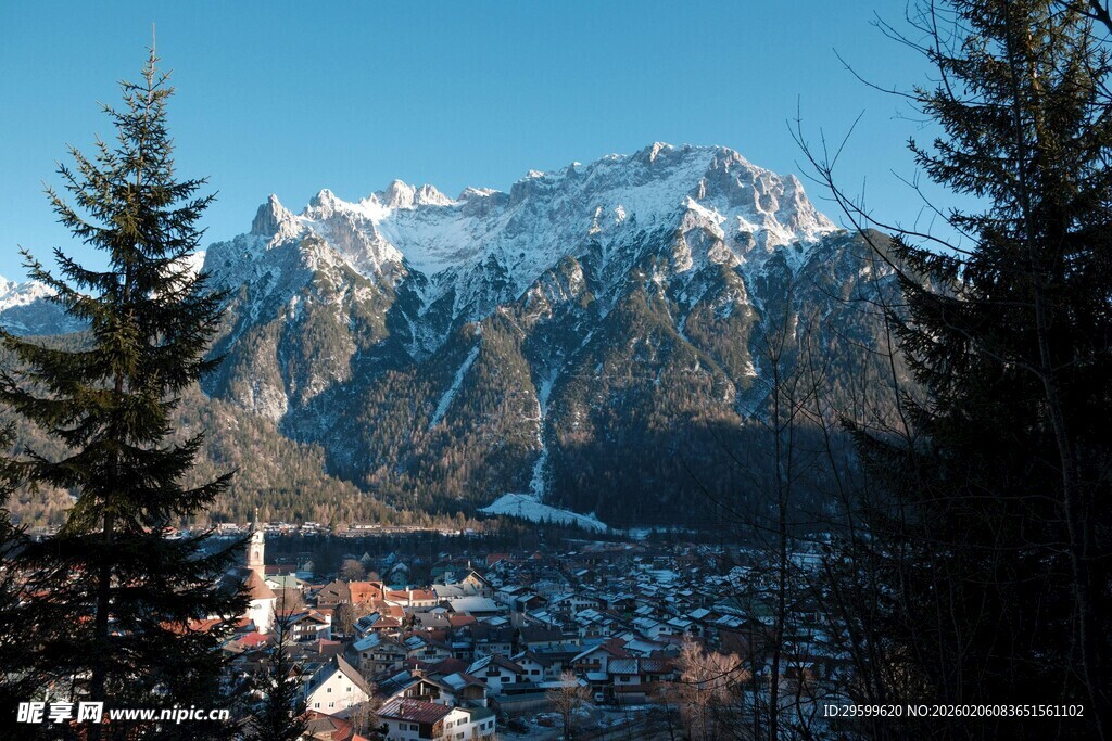 雪山下的宁静小镇