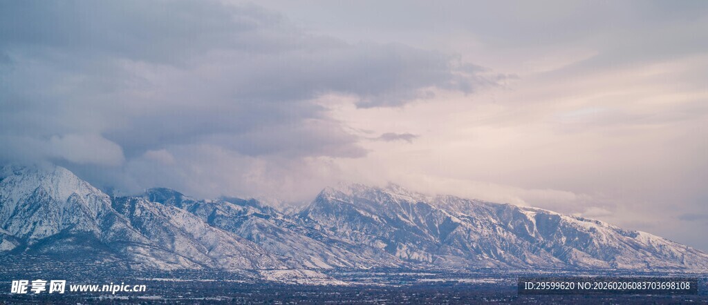 雪山云海壮丽风光