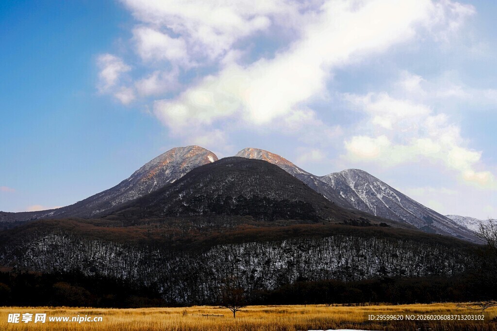 壮丽山景与蓝天白云