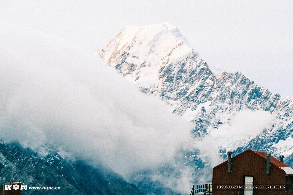 云雾缭绕中的巍峨雪山