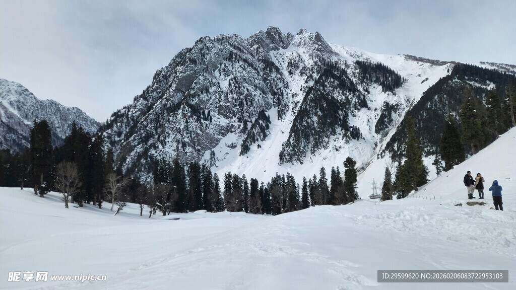 雪山雪景中的徒步者