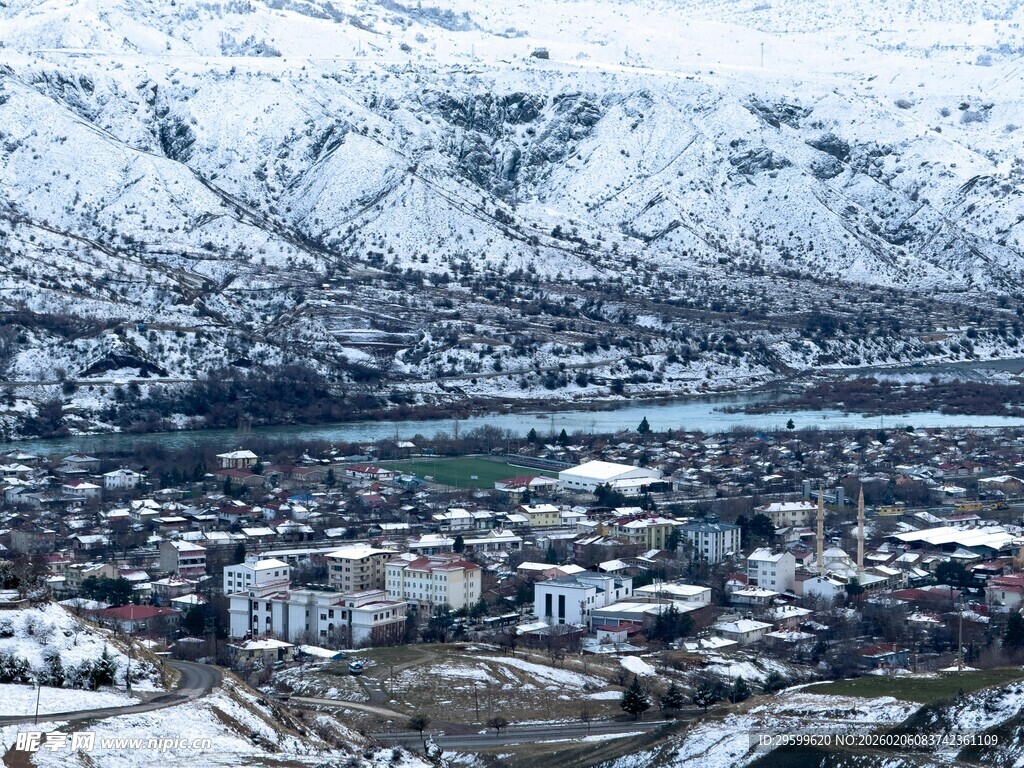 冬日雪山下的宁静小镇