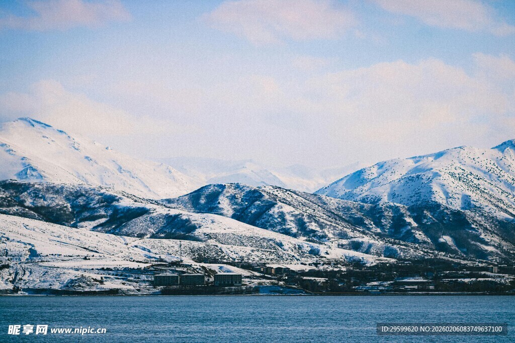 雪山映湖的壮美风光