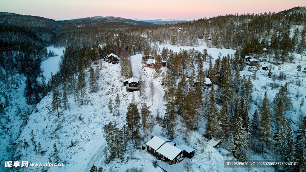 冬日雪覆山林中的静谧小屋