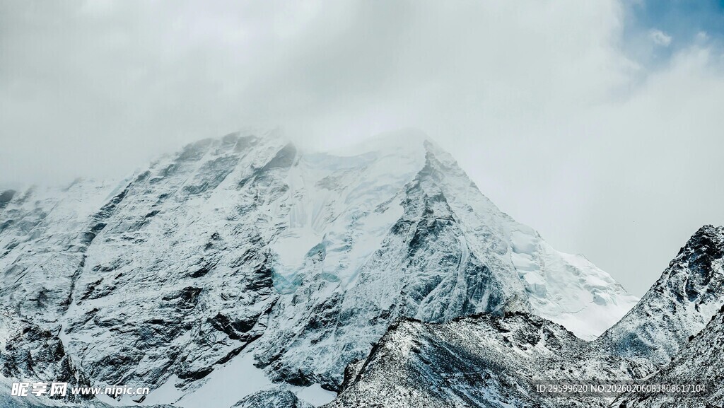 巍峨雪山壮丽景致