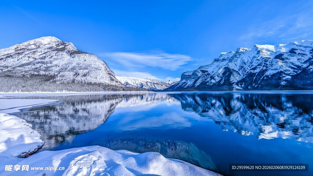 冬日雪山湖泊绝美风光
