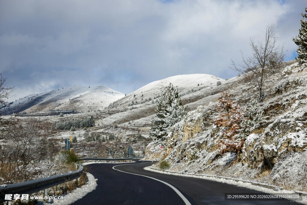 雪覆山路风景