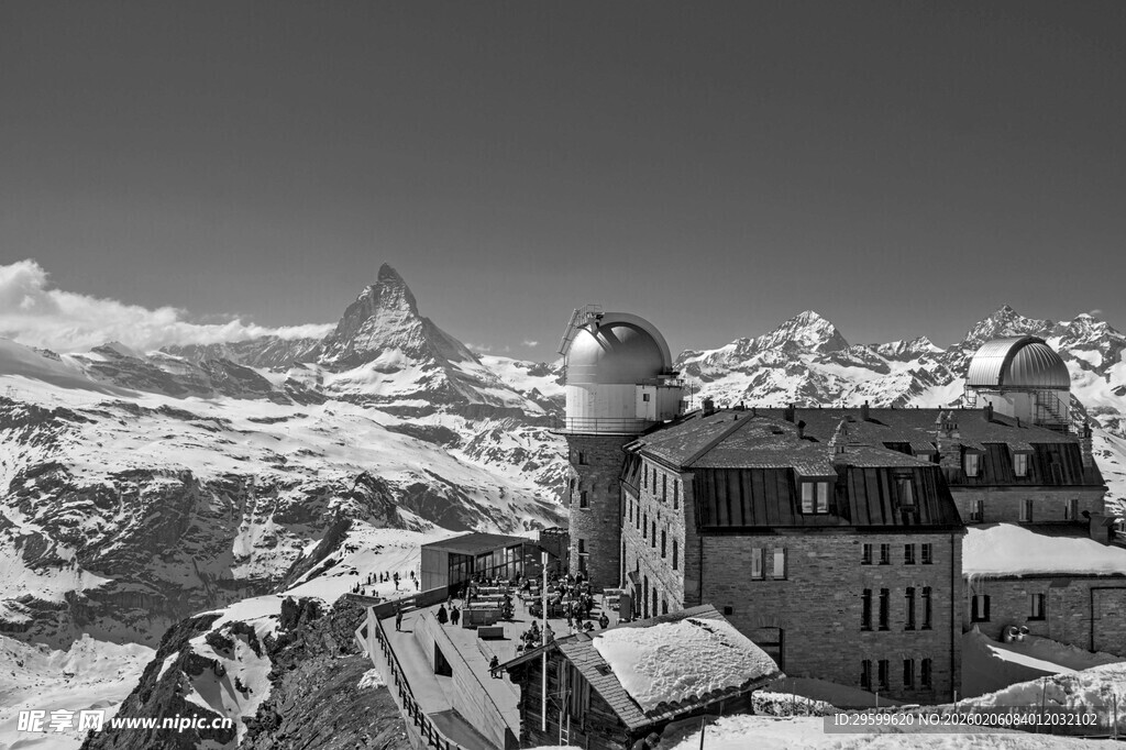 雪山之巅的观测建筑