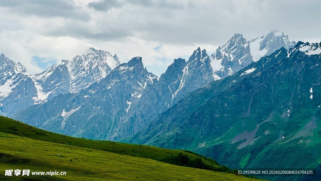 高山草原壮丽自然景观