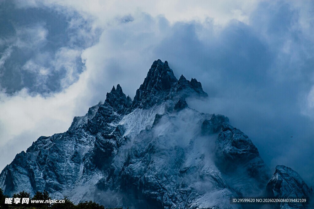巍峨雪山云雾缭绕