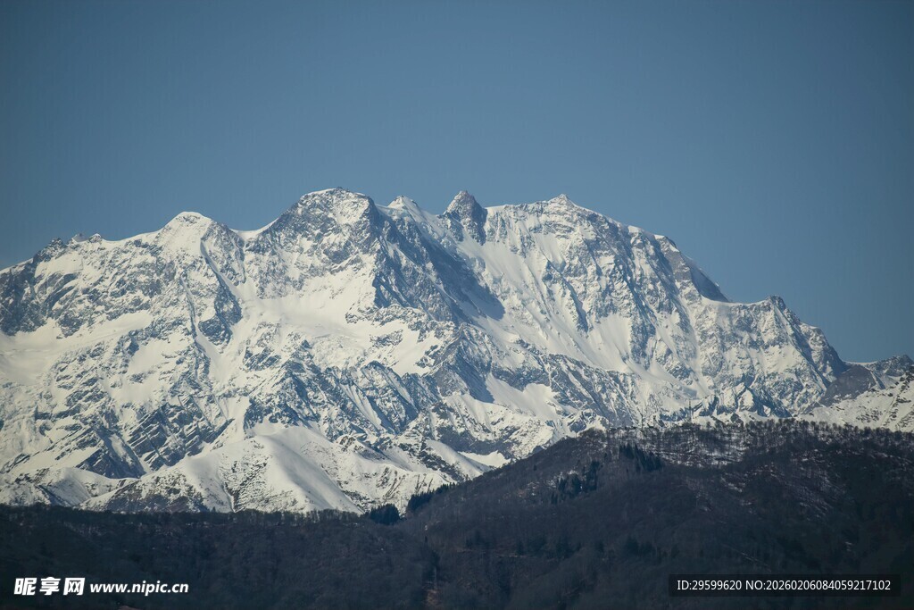 巍峨雪山壮丽景致