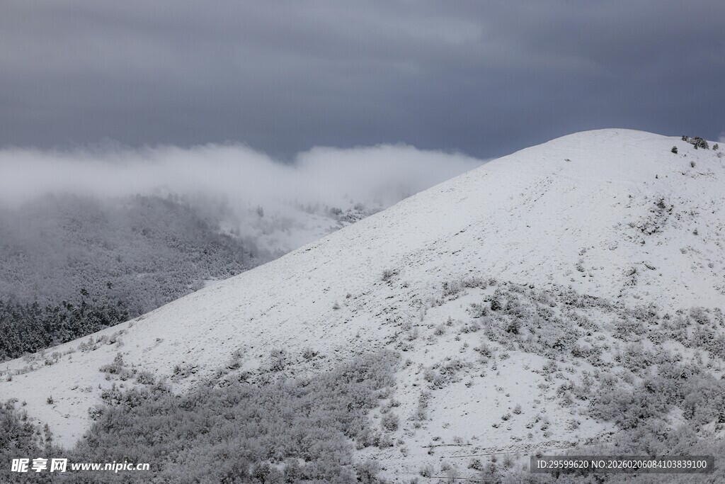 雪山云雾景观