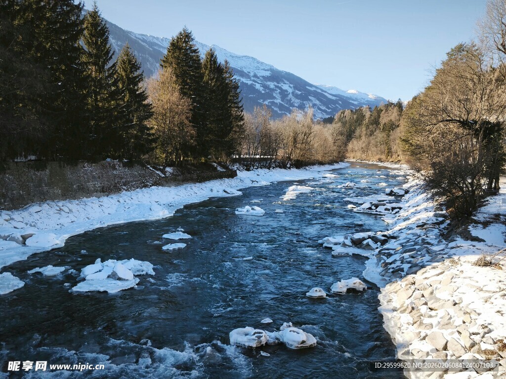 冬日山间河流雪景风光