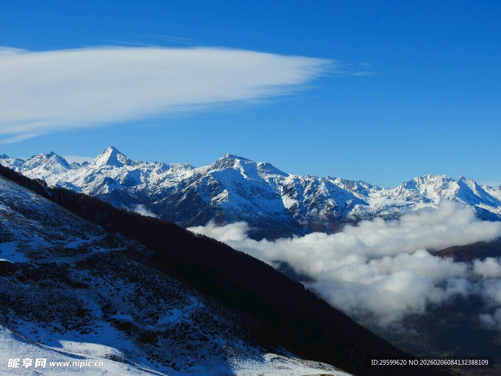 雪山云海壮丽景观
