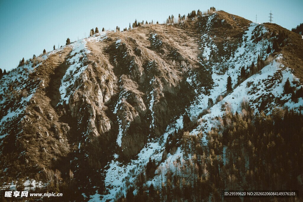 雪覆山峦美景